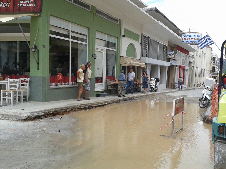 ΦΩΤΟ-“Λίμνη” το κέντρο της Κύμης από τη βροχή