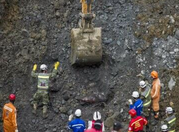 Παραμένουν παγιδευμένοι τρεις εργάτες σε χρυσωρυχείο