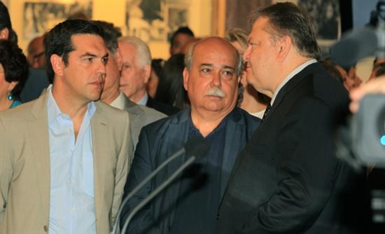 ΦΩΤΟ-Χειραψίες και χαμόγελα στην επέτειο για την αποκατάσταση της Δημοκρατίας