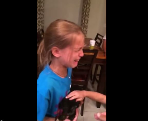 ΒΙΝΤΕΟ-8χρονη κλαίει για το δώρο που πήρε