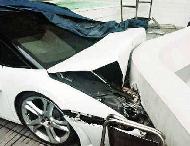 ΦΩΤΟ-Παρκαδόρος ξενοδοχείου κατέστρεψε Lamborghini