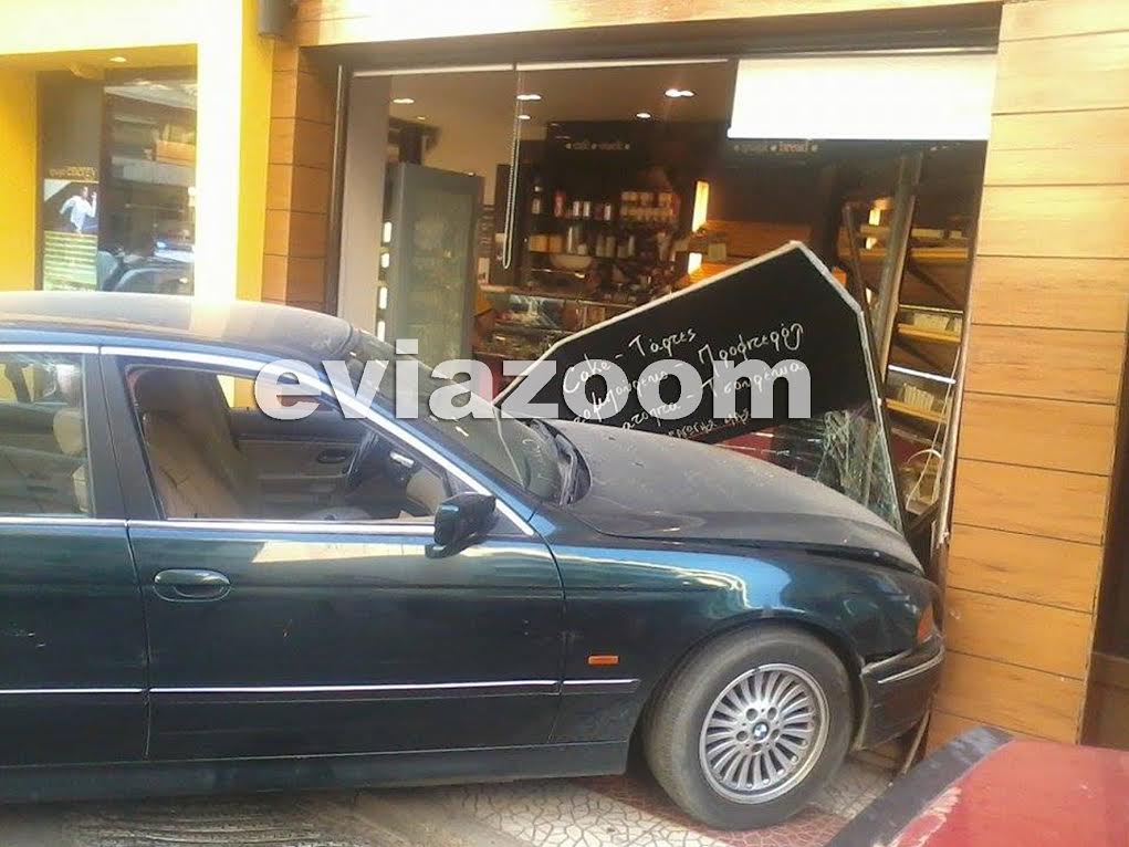 ΒΙΝΤΕΟ-Αυτοκίνητο μπήκε μέσα σε φούρνο-Μια υπάλληλος στο νοσοκομείο