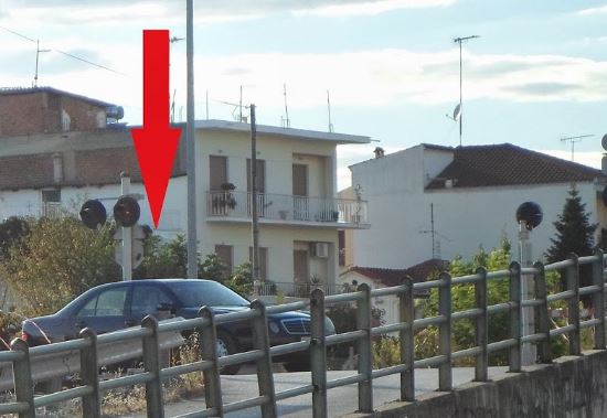 ΦΩΤΟ-Βιαστικός οδηγός περνά τις κατεβασμένες μπάρες