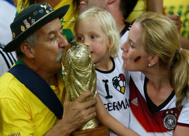 ΦΩΤΟ-Ο πιο πιστός οπαδός της σελεσάο έκανε την… απονομή