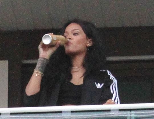 ΦΩΤΟ-Η Rihanna πίνει μπύρες στη Βραζιλία