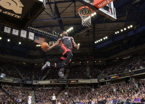 ΦΩΤΟ-Στο Μαϊάμι έκαψαν φανέλες του Λεμπρόν Τζέιμς