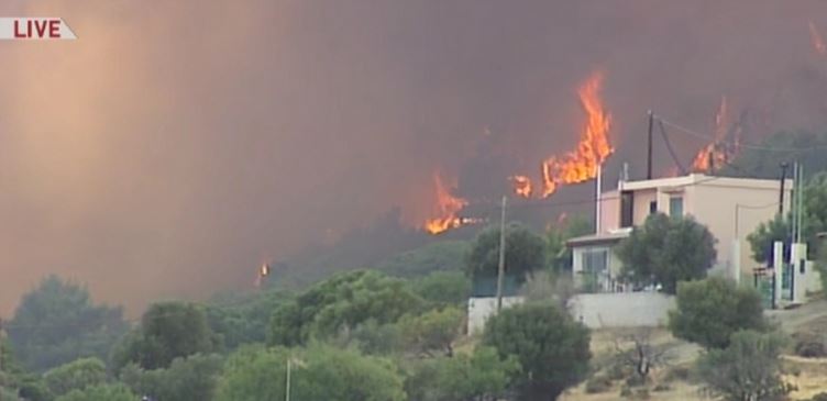 Κερατέα-Λίγα μέτρα από τα σπίτια η φωτιά