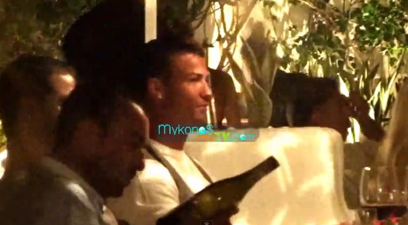 BINTEO-O Ρονάλντο τρώει σούσι στην Μύκονο