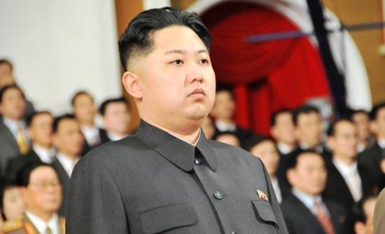 Εμφανίσθηκε κουτσαίνοντας ο Κιμ Γιονγκ-Ουν