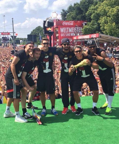 ΦΩΤΟ-Ο Οζίλ αποθεώνει τους Γερμανούς φιλάθλους