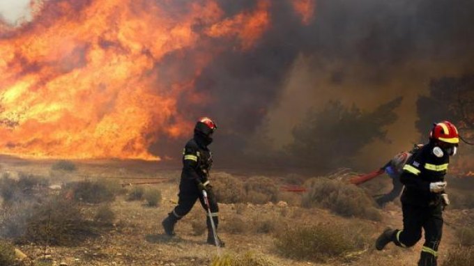 ΒΙΝΤΕΟ-Από το ένα μέτωπο στο άλλο οι πυροσβέστες στην Κρήτη