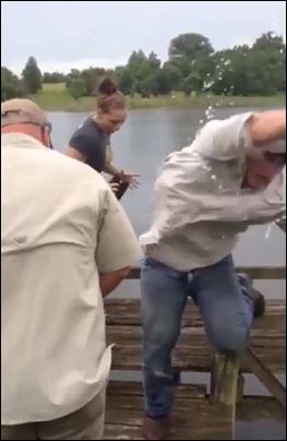 ΒΙΝΤΕΟ-Τον τρόμαξε ο πλαστικός… κροταλίας