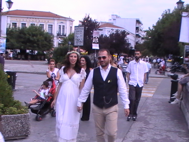 Μετά το γάμο πήγαν σε…πορεία