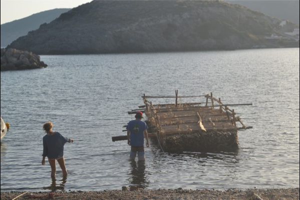 ΦΩΤΟ-Από τα Κύθηρα στα Χανιά με μια σχεδία