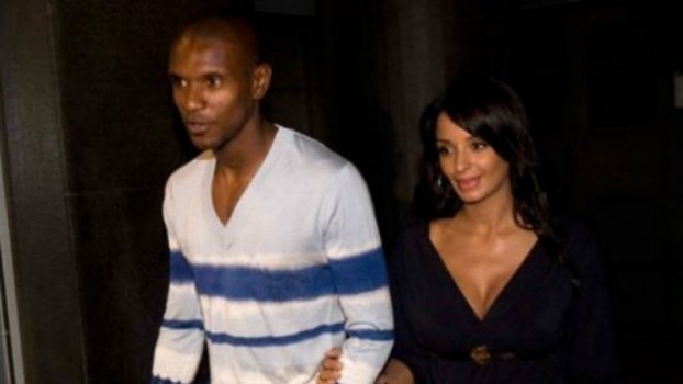 ΦΩΤΟ-Ο Ερίκ Αμπιντάλ στο αεροδρόμιο