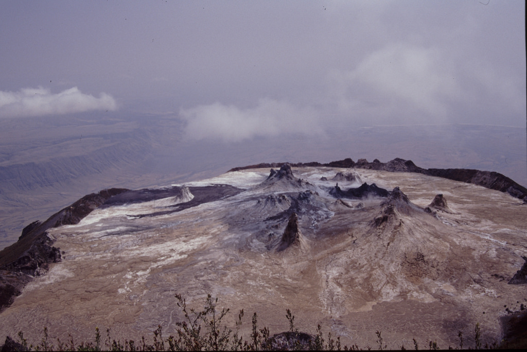 perierga.gr - Το πιο παράξενο ηφαίστειο στον κόσμο βγάζει… ασημί λάβα!