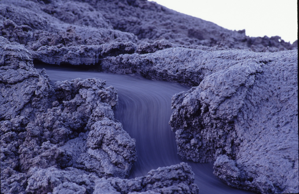 perierga.gr - Το πιο παράξενο ηφαίστειο στον κόσμο βγάζει… ασημί λάβα!