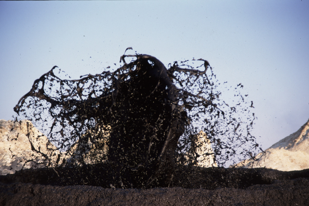 perierga.gr - Το πιο παράξενο ηφαίστειο στον κόσμο βγάζει… ασημί λάβα!
