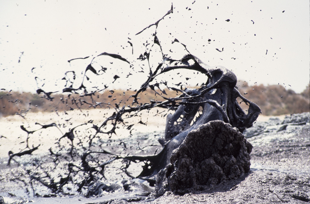 perierga.gr - Το πιο παράξενο ηφαίστειο στον κόσμο βγάζει… ασημί λάβα!