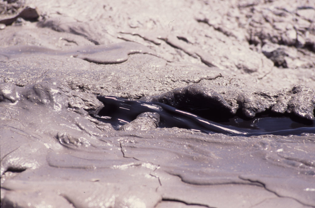 perierga.gr - Το πιο παράξενο ηφαίστειο στον κόσμο βγάζει… ασημί λάβα!