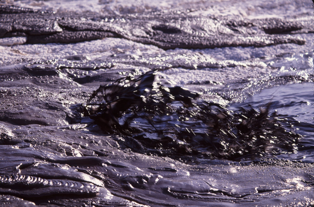 perierga.gr - Το πιο παράξενο ηφαίστειο στον κόσμο βγάζει… ασημί λάβα!