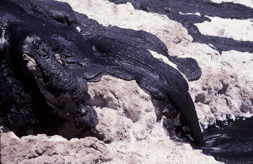 perierga.gr - Το πιο παράξενο ηφαίστειο στον κόσμο βγάζει… ασημί λάβα!