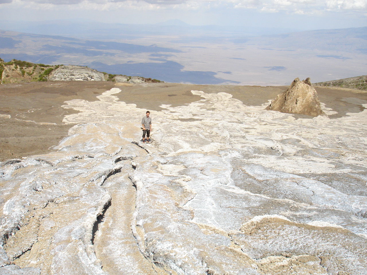 perierga.gr - Το πιο παράξενο ηφαίστειο στον κόσμο βγάζει… ασημί λάβα!