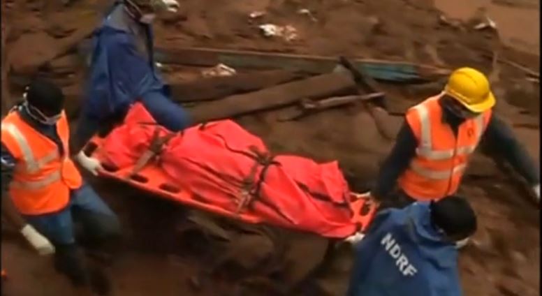 ΒΙΝΤΕΟ-Βρέφος βρέθηκε ζωντανό μέσα στις λάσπες στην Ινδία