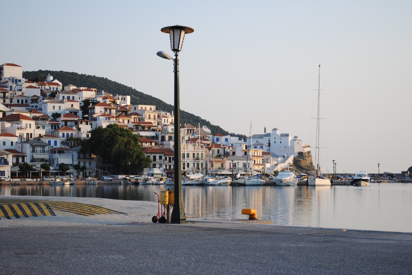 Σκόπελος-Αμάξι με δύο επιβαίνοντες έπεσε στο λιμάνι