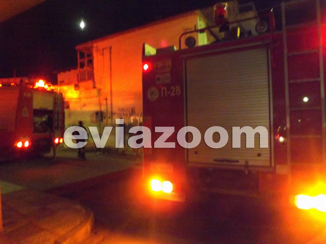ΦΩΤΟ-Μεγάλη φωτιά σε παλιά αποθήκη στη Χαλκίδα