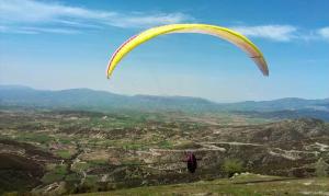 Τρίκαλα-F-16 διασταυρώθηκε με αλεξιπτωτιστή