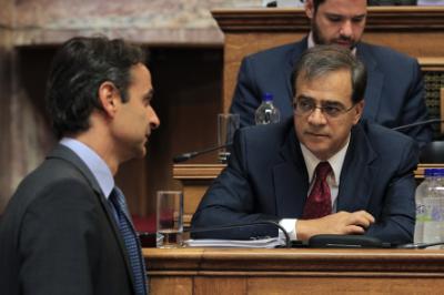 Ο Μητσοτάκης πάει στο Παρίσι με «όπλο» τις απολύσεις