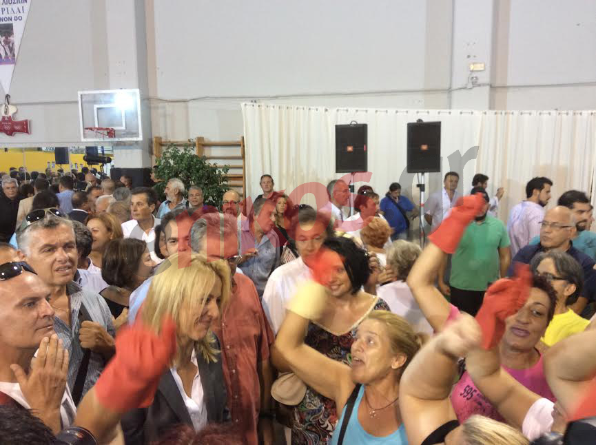 ΦΩΤΟ-Ο «αντάρτικος» όρκος της Δούρου και ο Ψινάκης