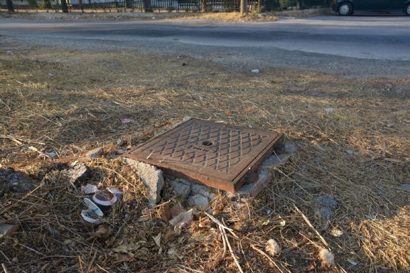 Έβγαλε το σκύλο βόλτα και παγιδεύτηκε σε φρεάτιο