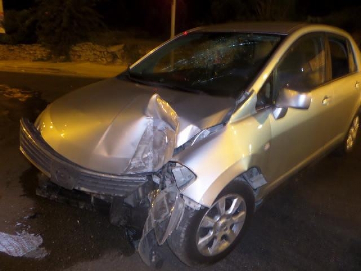 ΙΧ έπεσε σε κολώνα της ΔΕΗ