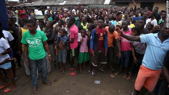 Έμπολα: Εξοργισμένο πλήθος προσπάθησε να “δραπετεύσει” από καραντίνα