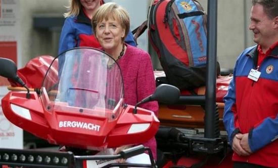 ΦΩΤΟ-Η Μέρκελ καβάλησε… γουρούνα