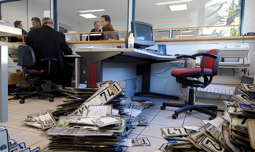 Eπιστρέφονται άδειες και πινακίδες