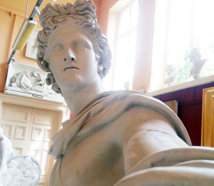 ΦΩΤΟ-Βγάζουν τα αγάλματα selfie;