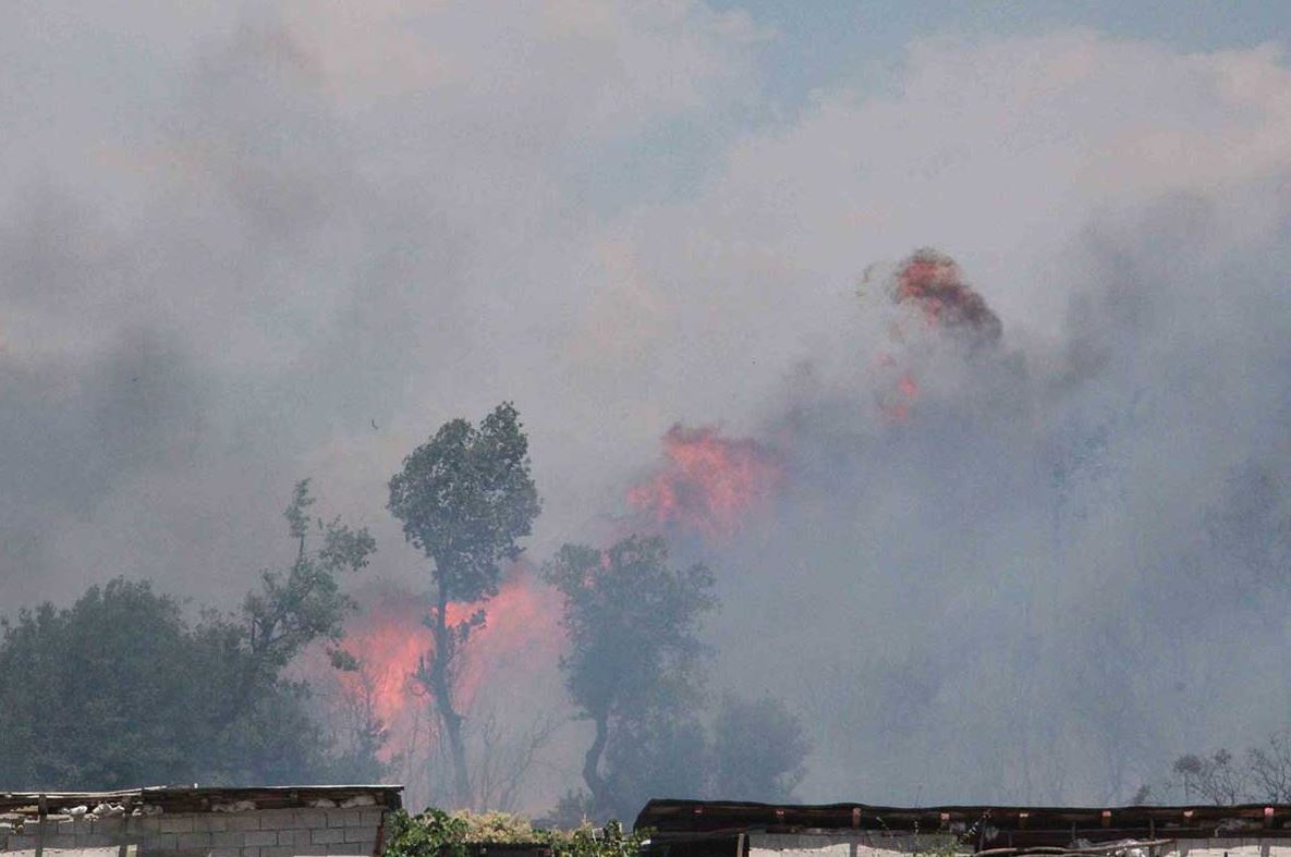 ΦΩΤΟ-Μεγάλη πυρκαγιά στην Καλαμπάκα
