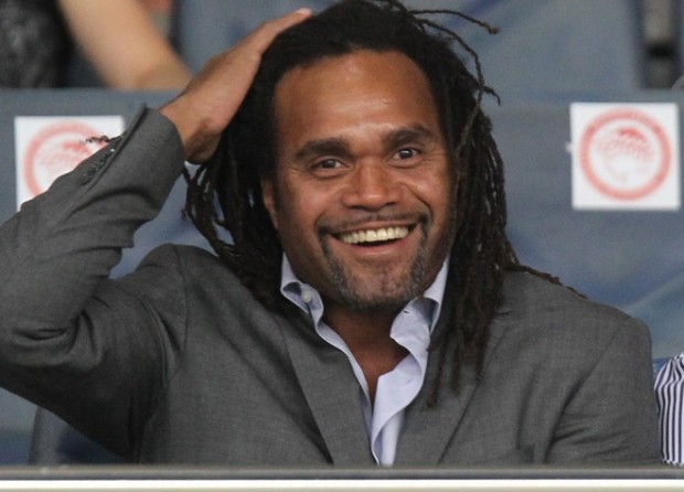 Ύμνοι του Καρεμπέ για τον Μανωλά