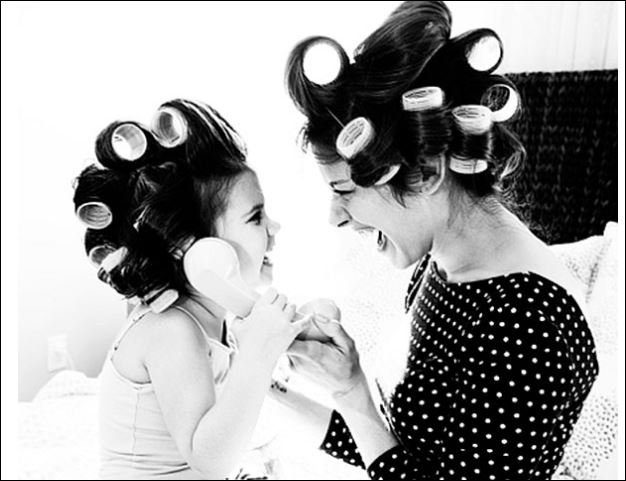 ΦΩΤΟ-Κορίτσια ποζάρουν με την μαμά τους