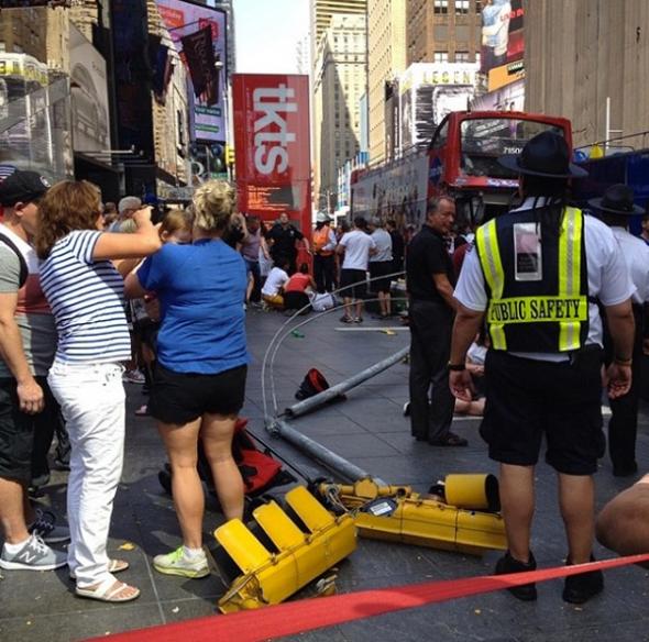 ΦΩΤΟ-Συγκρούστηκαν τουριστικά λεωφορεία στη Νέα Υόρκη