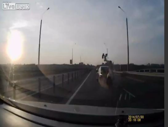 ΒΙΝΤΕΟ-Μοτοσικλετιστής σώθηκε από θαύμα