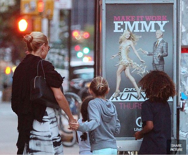 ΦΩΤΟ-Αυτή στην αφίσα είναι η μαμά μας