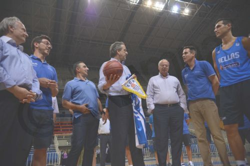 ΦΩΤΟ-Ο Σαμαράς με την εθνική μπάσκετ