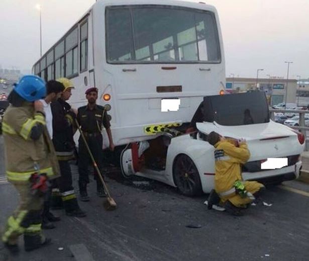 ΦΩΤΟ-Όταν η Ferrari χώθηκε κάτω από το πούλμαν