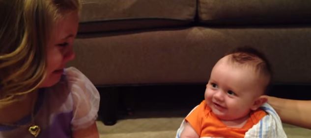 BINTEO-Κοριτσάκι κλαίει επειδή θα… μεγαλώσει ο αδερφός της