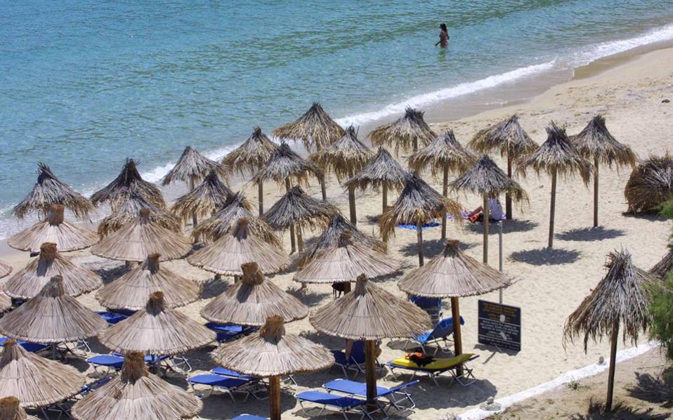 Οι χρυσαφένιες παραλίες της Μυκόνου και οι αυθαιρεσίες