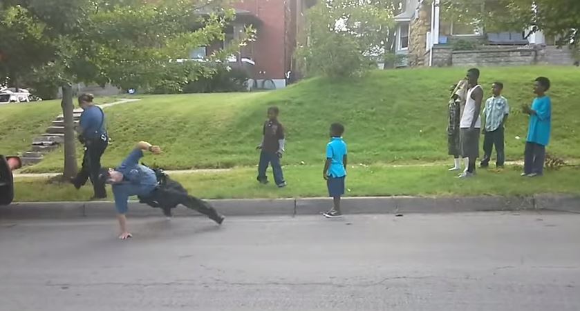 ΒΙΝΤΕΟ-Αστυνομικός σε… διαγωνισμό χορού